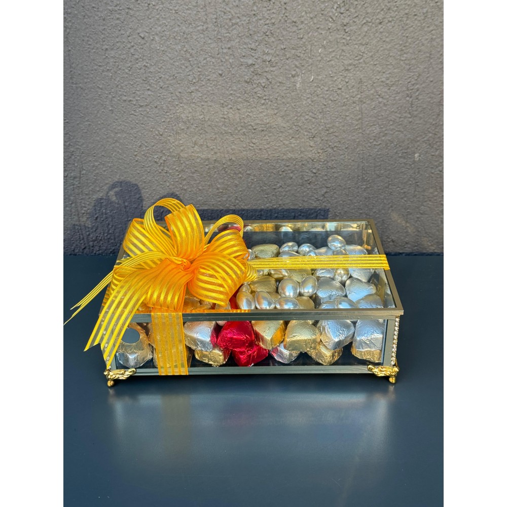 25x17 CM METAL DİKDÖRTGEN CAM KUTUDA ANTEP FISTIKLI MİNİ KALP ÇİKOLATA VE DRAJE